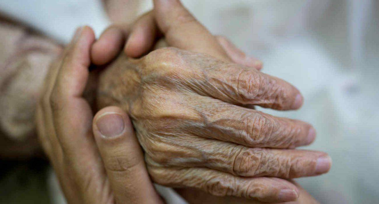 Adulto mayor muere tras consumir tratamiento natural anticovid