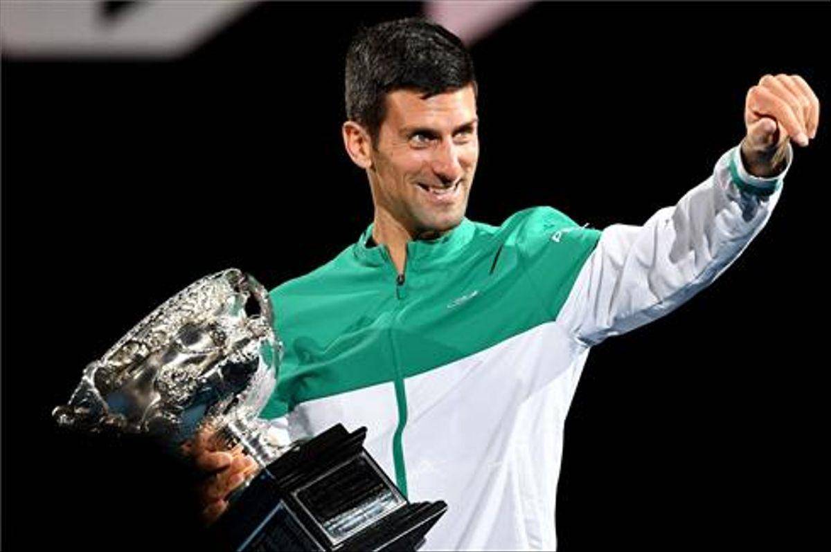 Novak Djokovic vence a Daniil Medvedev en la final del Abierto de Australia y gana su 18 Grand Slam