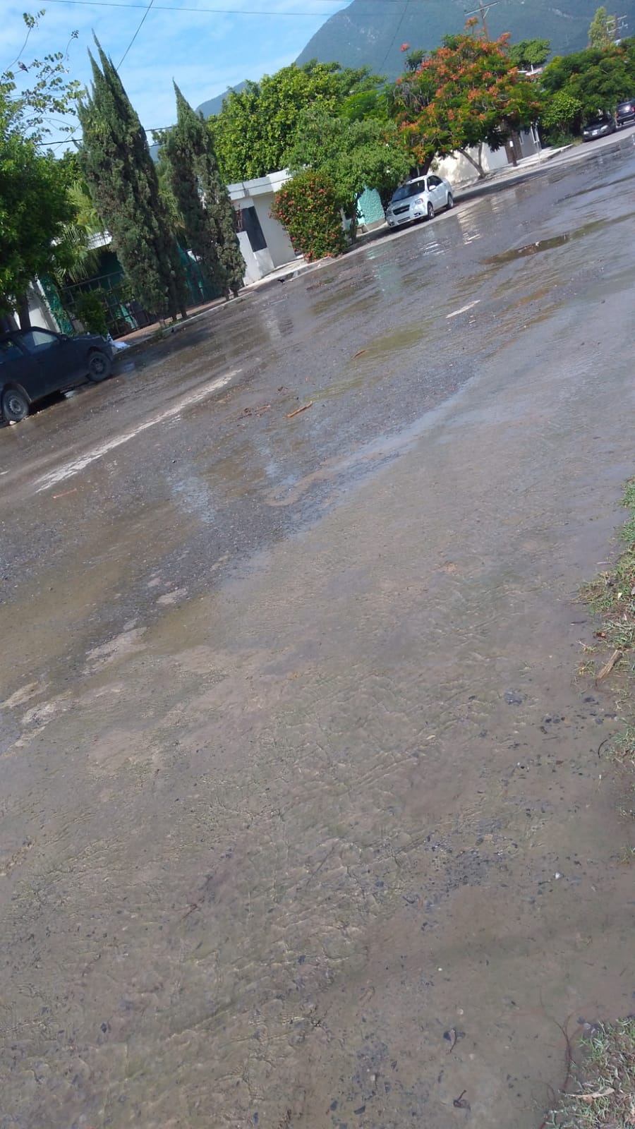 Denuncian vecinos megafuga de agua. Y Comapa no atiende reporte.