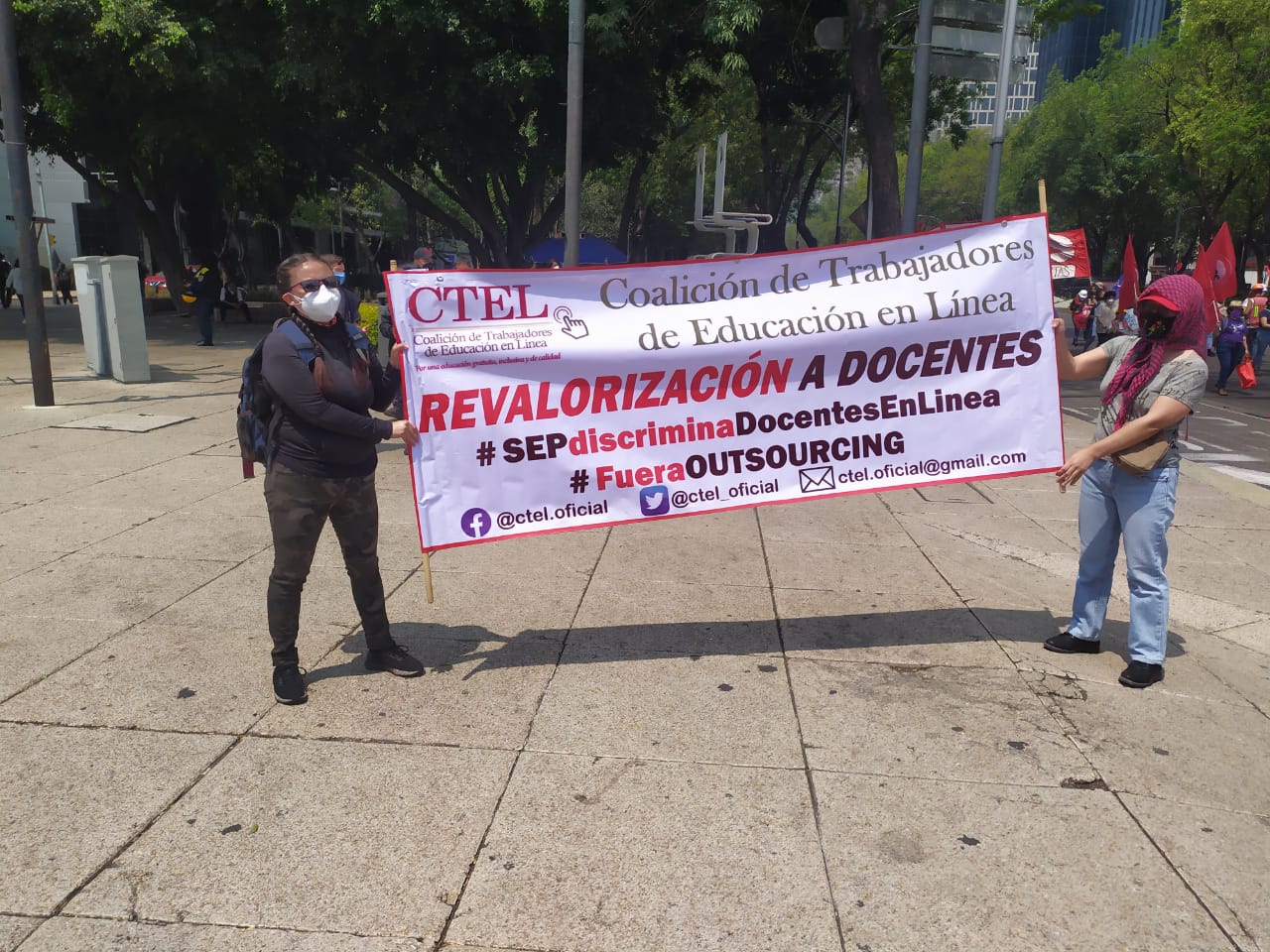 Maestros de Prepa en Línea denuncian trato indigno a su labor y demandan regularizar su situación laboral.