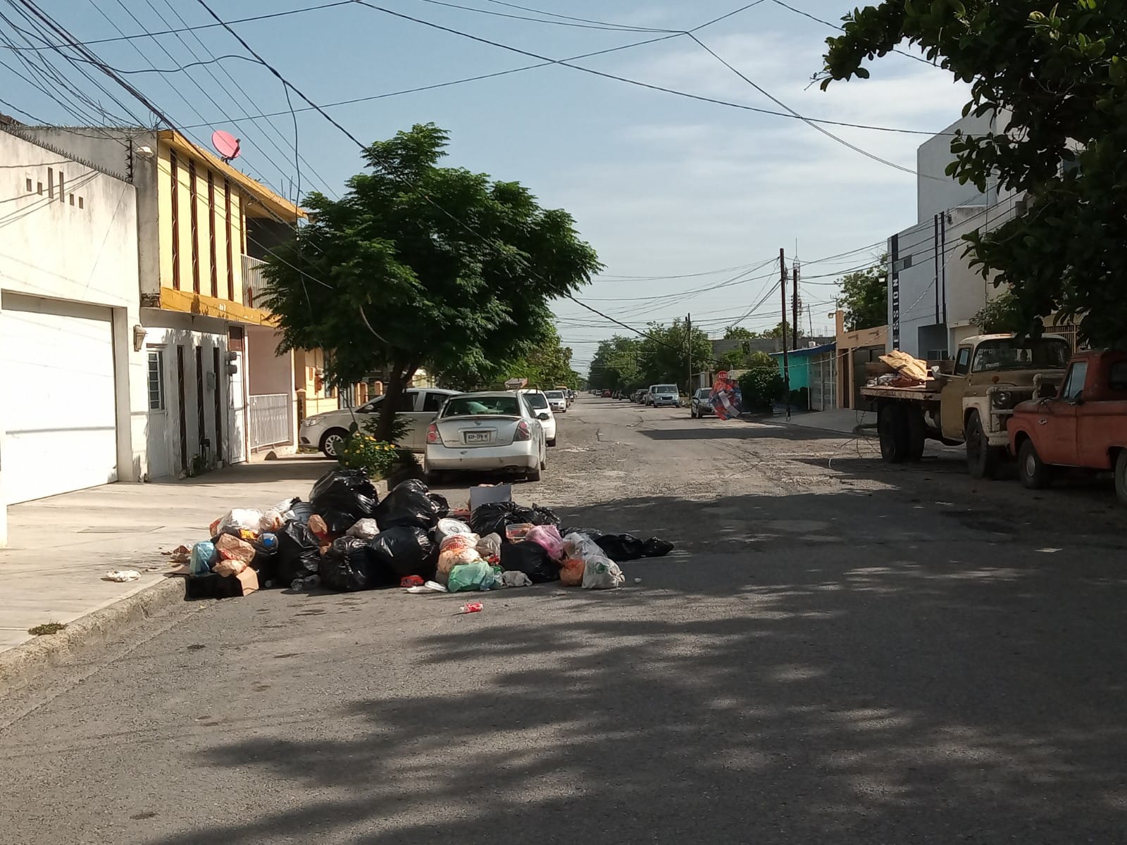 Persiste crisis en la recolección de basura; vecinos protestan y bloquean calles.