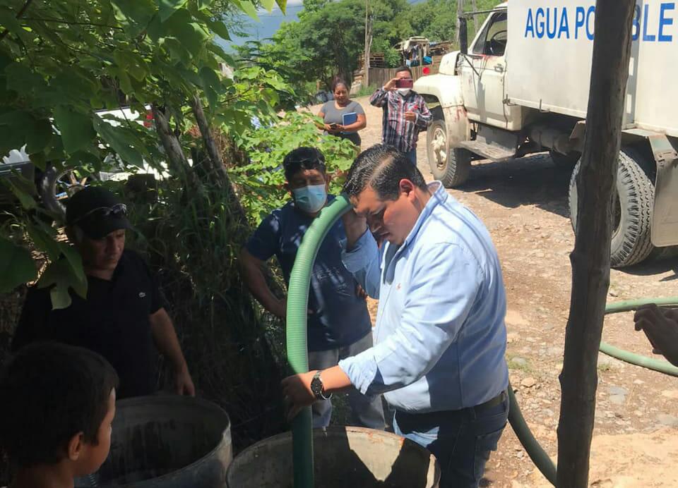 Distribuyen agua en colonias marginadas, integrantes del Cabildo electo.