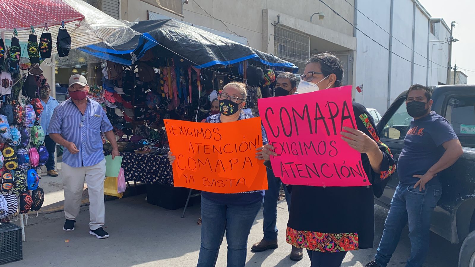 Vendedores bloquean calle 6 Juárez en protesta Por fuga de drenaje; piden a Gustavo Rivera que Se ponga a trabajar por los usuarios.