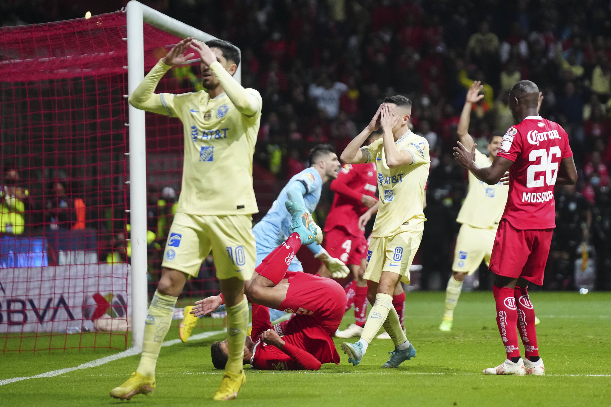 Toluca saca ventaja de local y deja vivo a un poderoso América.