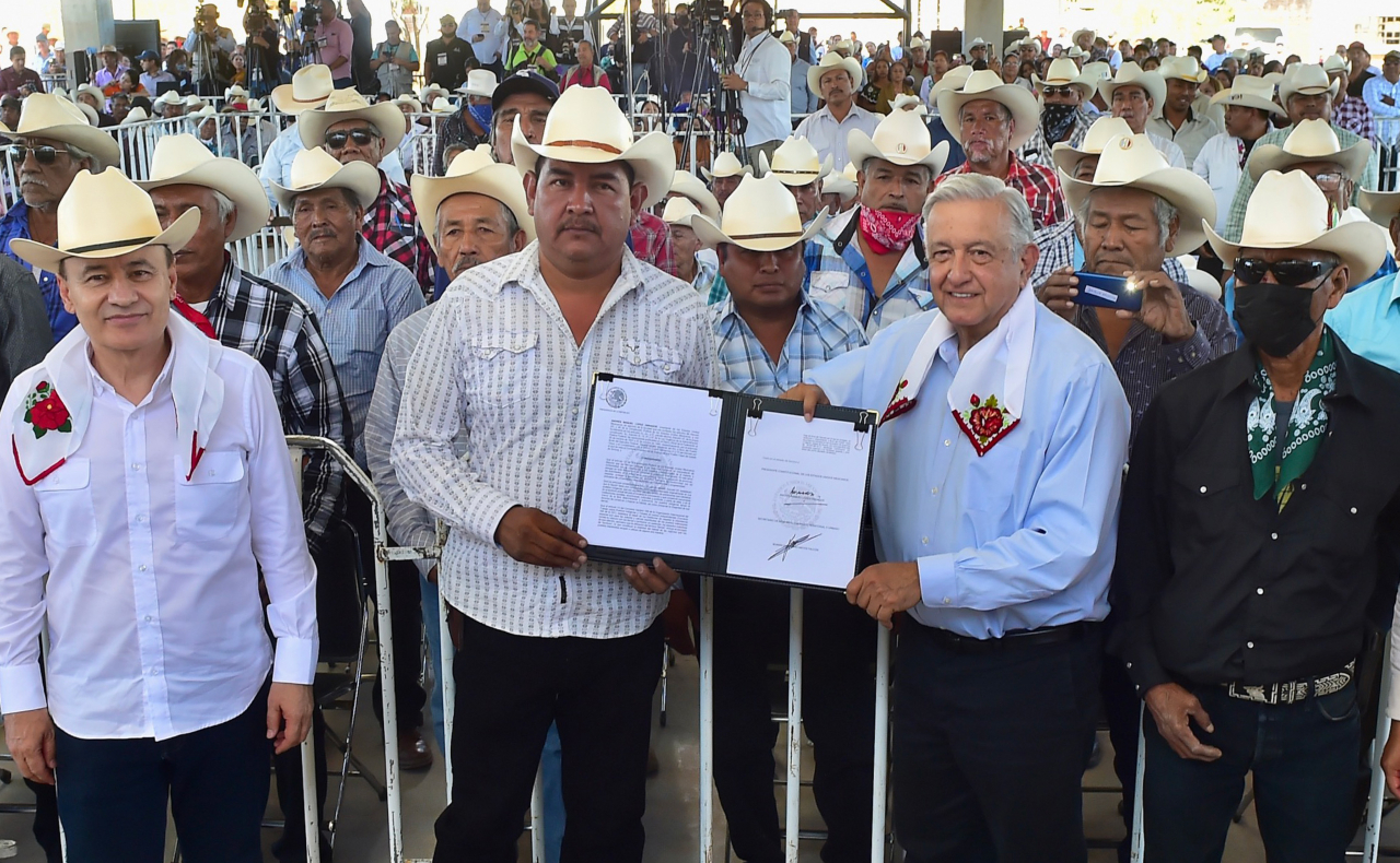 AMLO firma decreto para restituir tierras al pueblo Yaqui