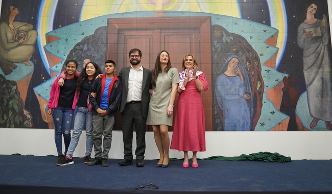México y Chile develan mural sobre Gabriela Mistral