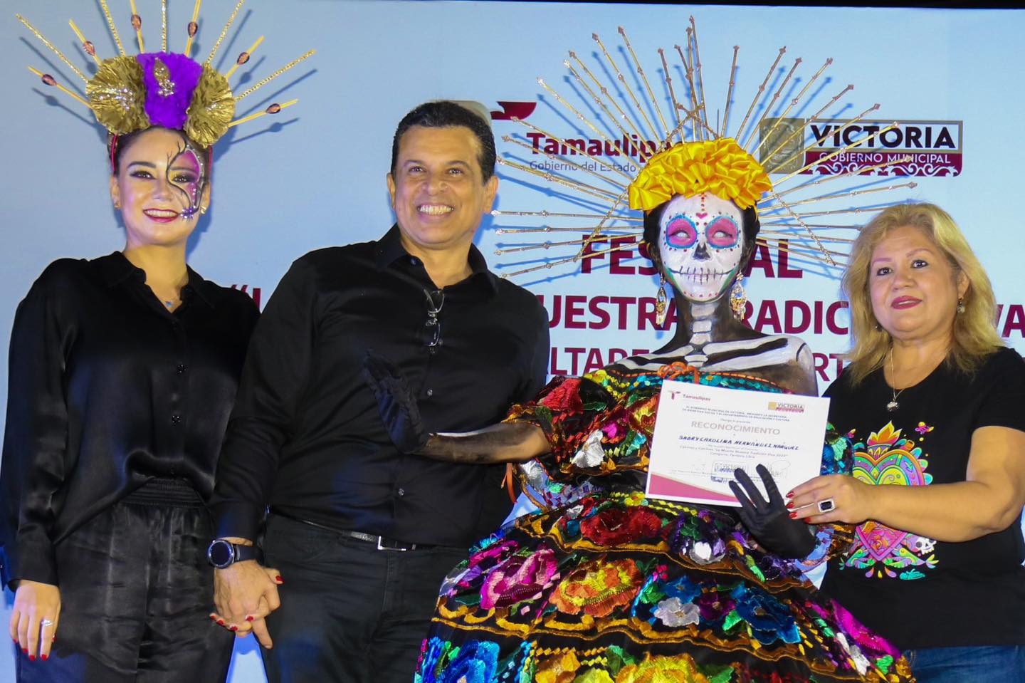 Mantienen viva la tradición de Día de Muertos en Victoria