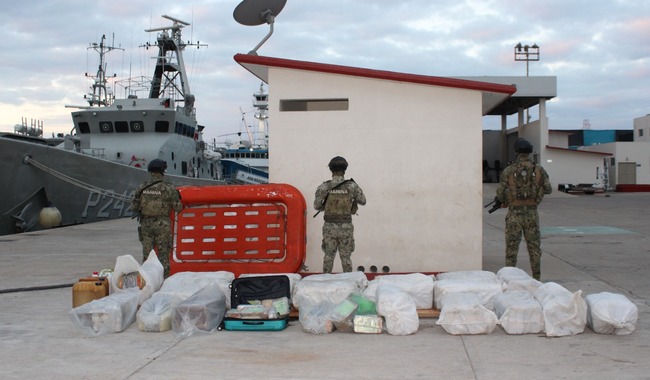 Asegura la Marina presunto clorhidrato, metanfetamina y combustible en Sinaloa