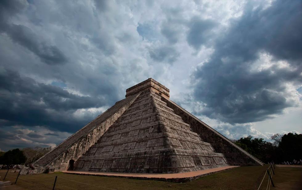 (Video) ¡Indignante! Mujer sube a la pirámide de Chichén Itzá