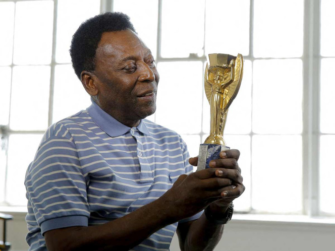 La salud de Pelé mejora, pero seguirá hospitalizado