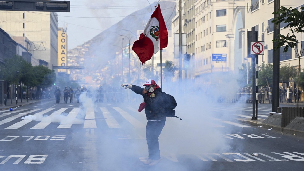 Perú; declaran estado de emergencia por violentas protestas