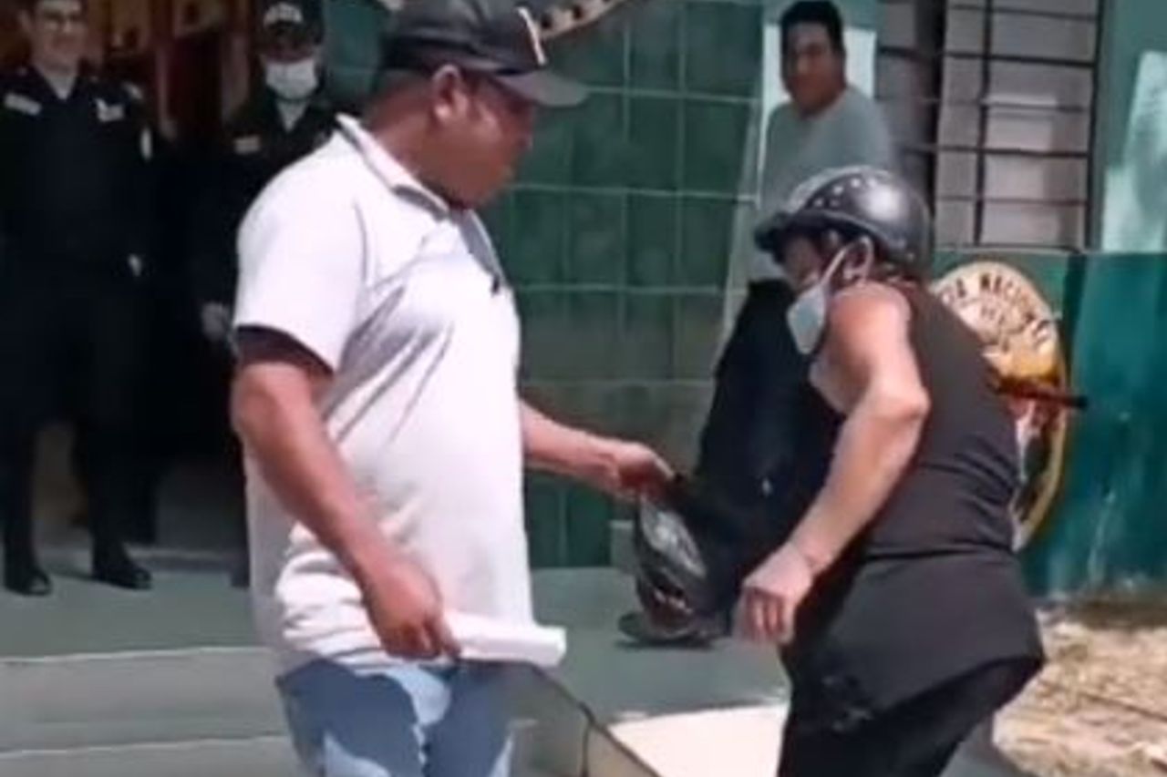 ¡Mamá es mamá! Hombre sale de la cárcel y así lo recibe su madre (+Video)