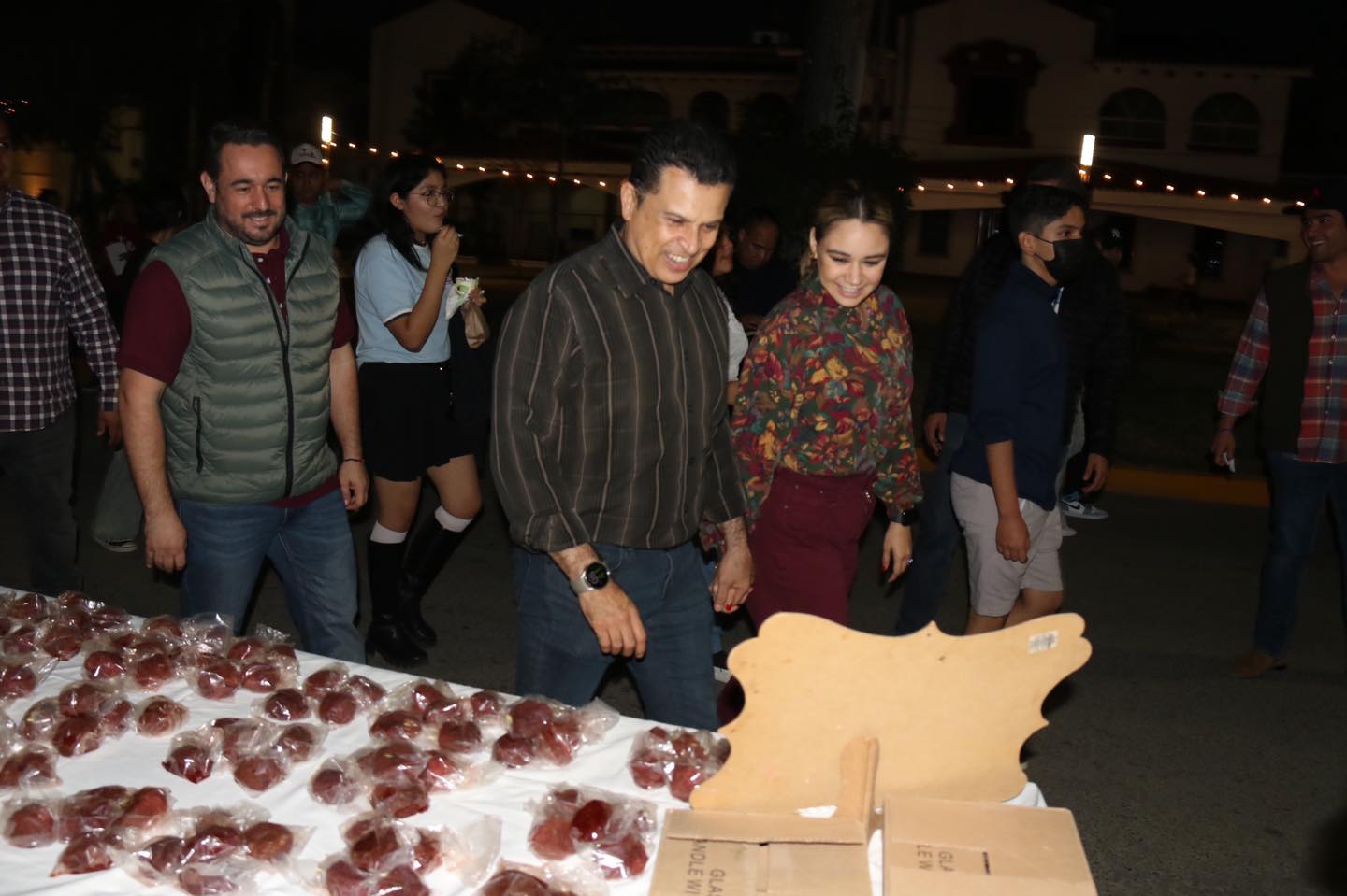 Eduardo Gattás y Lucy de Gattás asisten al primer paseo del año en el «17 Te quiero más»