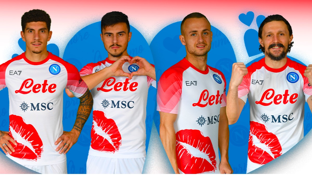 Napoli rinde tributo al amor y le pone beso gigante a playera