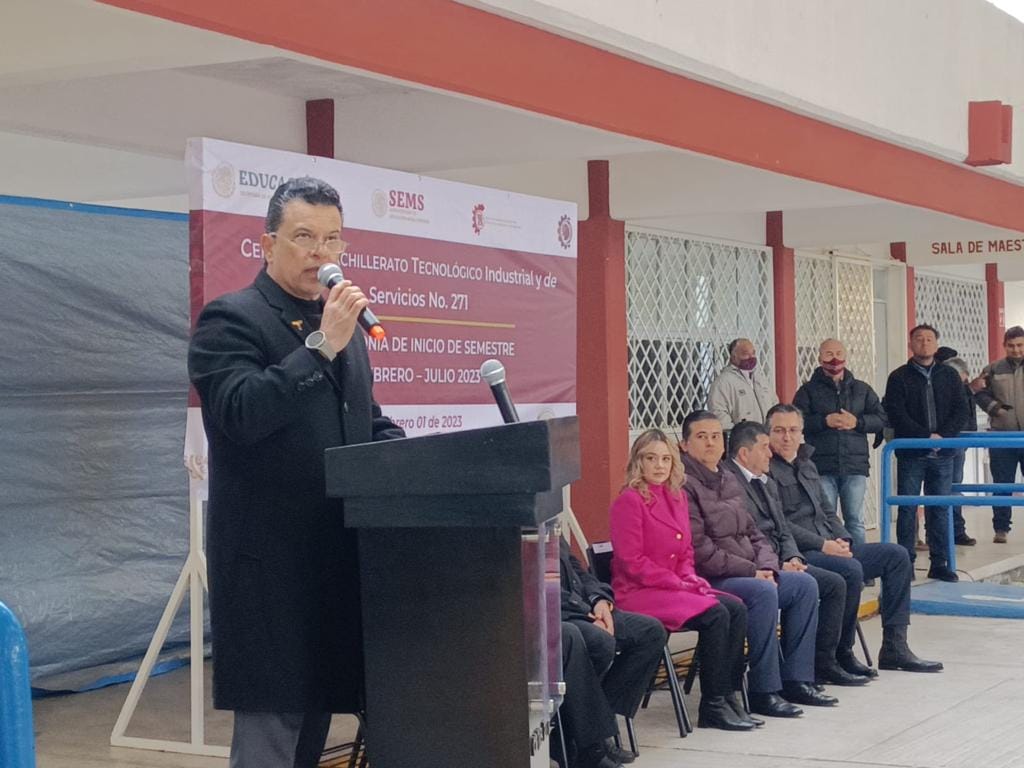 Asiste Lalo Gattás y Lucy de Gattás a ceremonia de inicio de semestre en CBTis 271