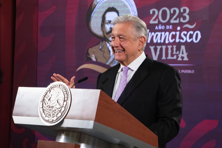 AMLO se compromete a fortalecer atención a personas con discapacidad