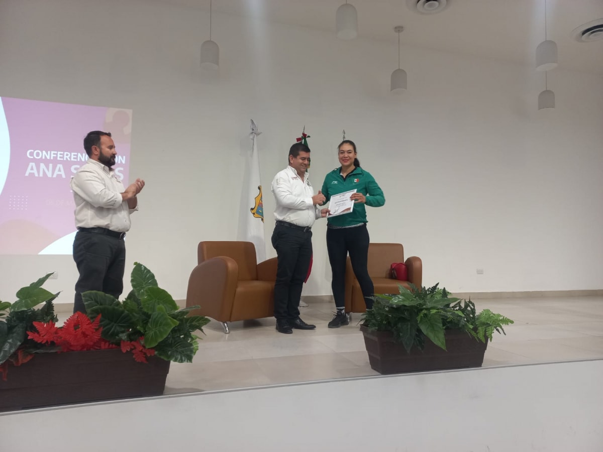 Boxeadora tamaulipeca Ana Salas, da conferencia