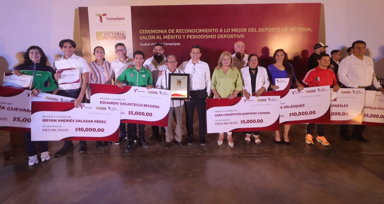 Eduardo Gattás reconoce y premia a deportistas sobresalientes