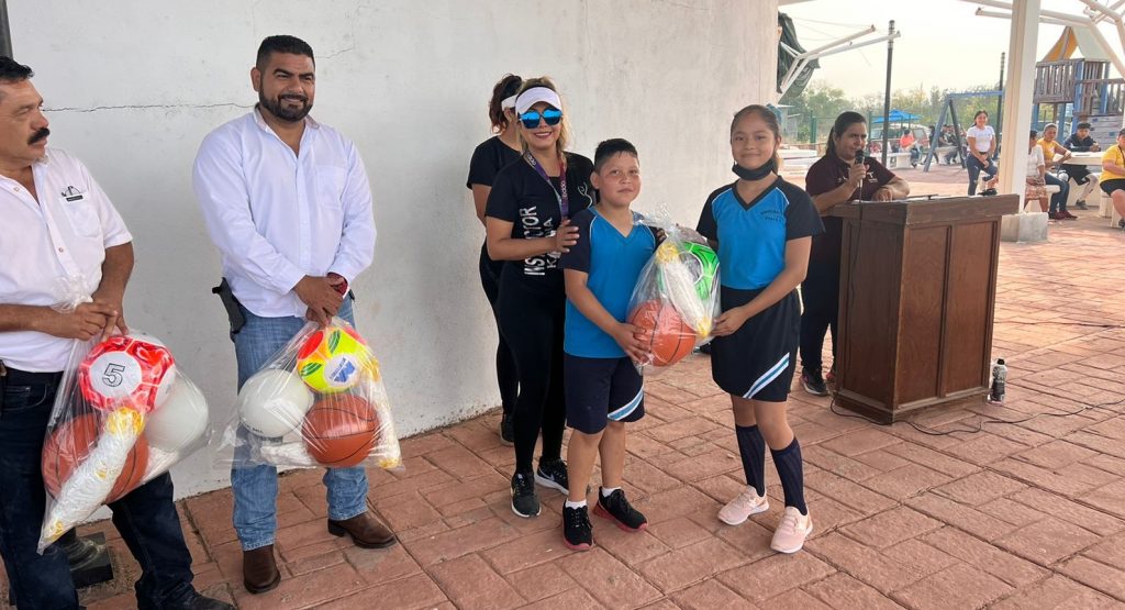 Gobierno de Victoria entrega material deportivo en ejidos del municipio