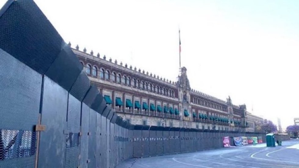 Previo a la marcha del 8M, blindan Palacio Nacional