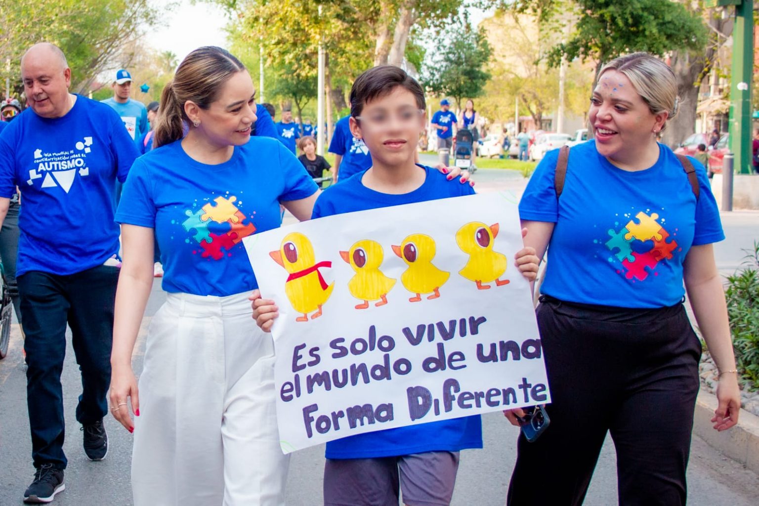 Camina Lucy con sociedad para crear conciencia sobre el autismo