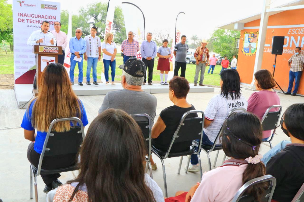 Alcalde de Victoria le cumple a la educación.
