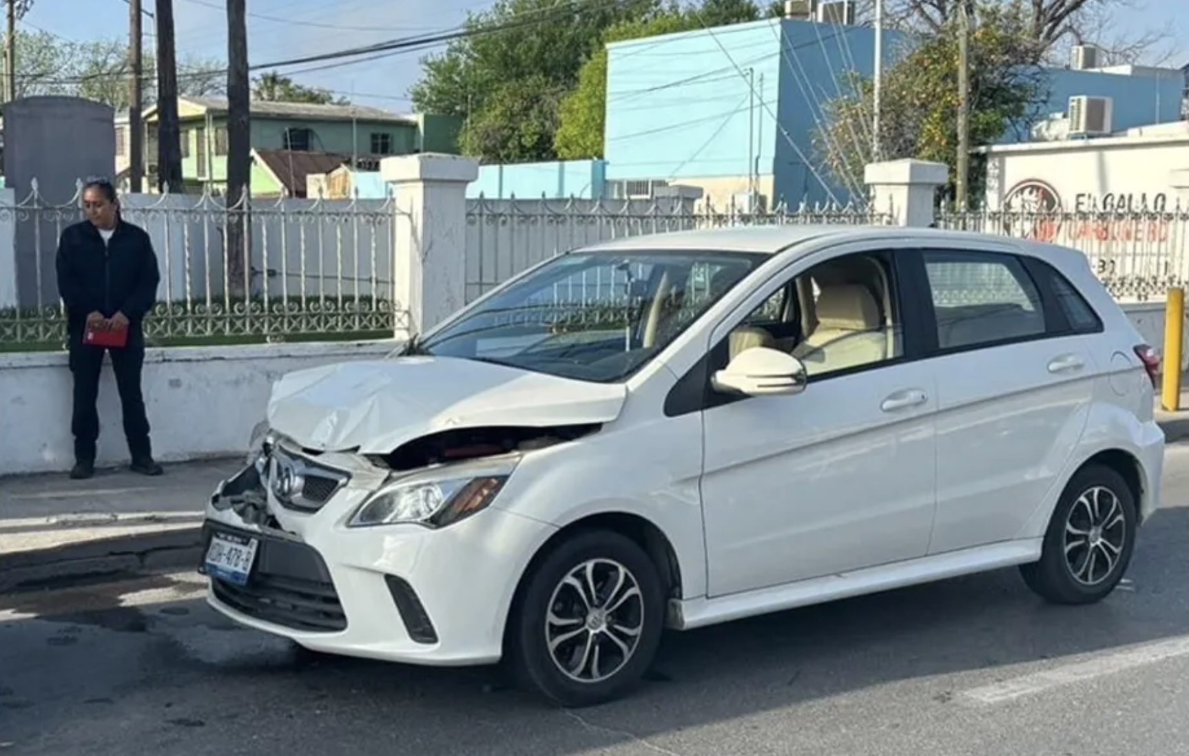 Escoltas del candidato a Senador Eugenio Hernández Flores, Provocan accidente; se niegan a cubrir daños materiales