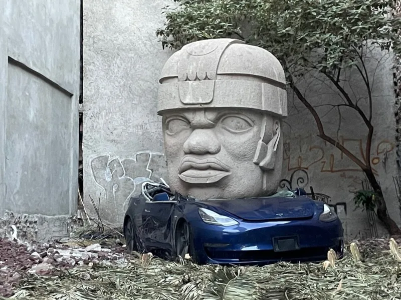Aparece un Tesla aplastado por una cabeza Olmeca