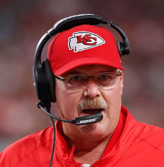 Seis coaches de la NFL dominan lista de 10 entrenadores deportivos mejor pagados en 2024