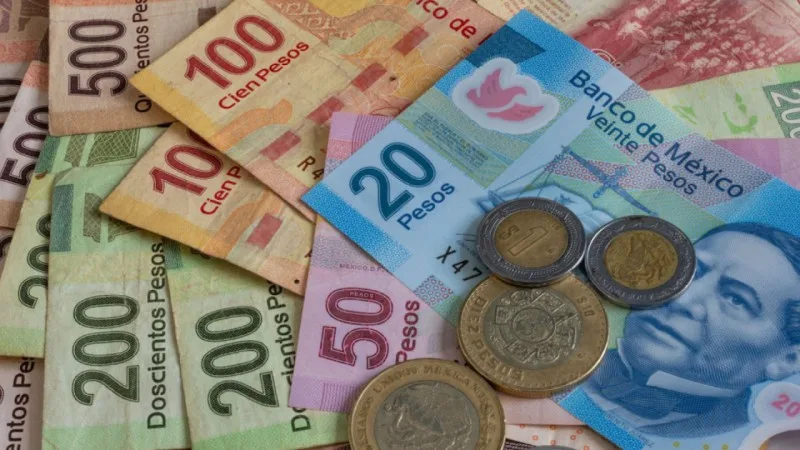 Peso mexicano avanza por debilitamiento del dólar
