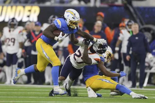 Cargadores, con esperanza de playoffs tras imponerse a Broncos