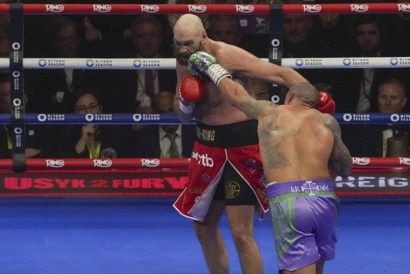 El gigante Tyson Fury vuelve a caer ante Oleksandr Usyk en Riad