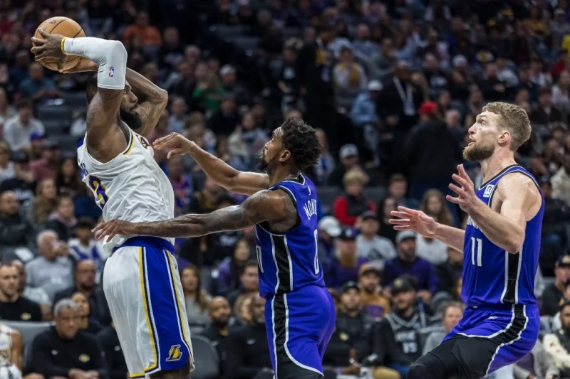 Lakers completan barrida ante Kings con triunfo por 103-99