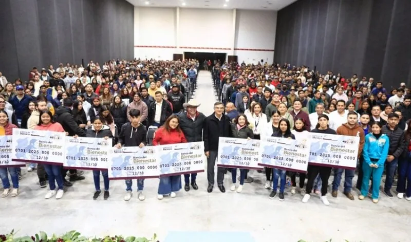 Entrega Américo Villarreal tarjetas del programa «Jóvenes Construyendo el Futuro»