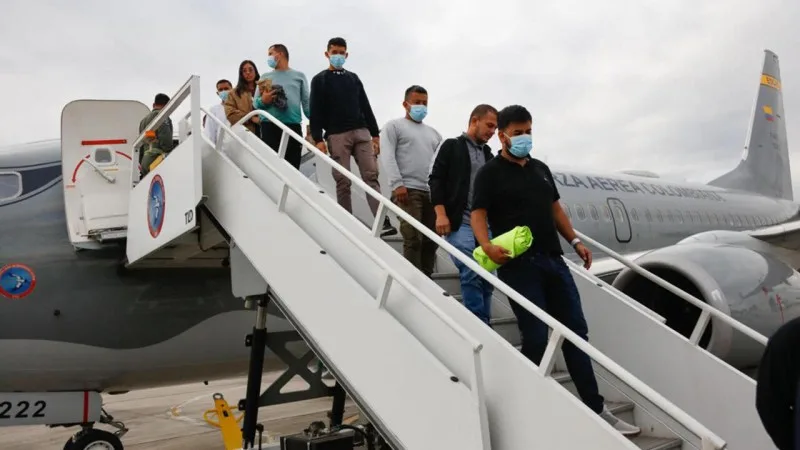 Arriban a Colombia deportados de EU tras roce entre Trump y Petro