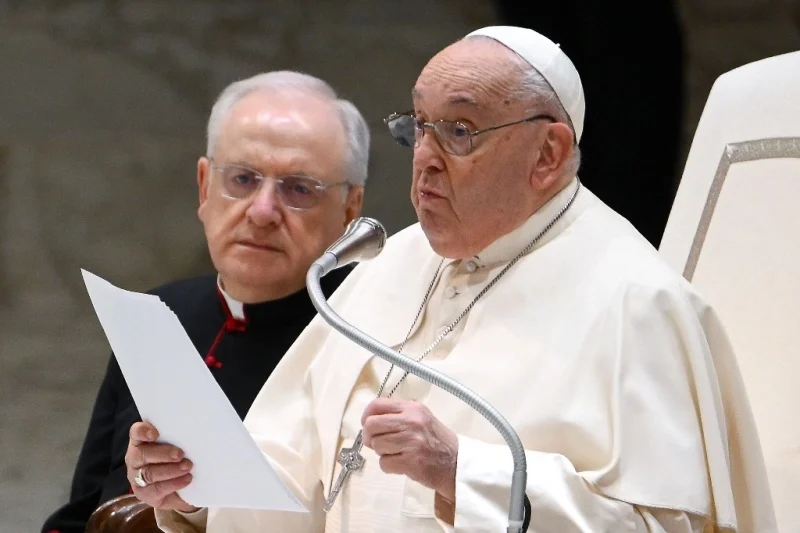 Vaticano condiciona ingreso de jóvenes homosexuales al sacerdocio
