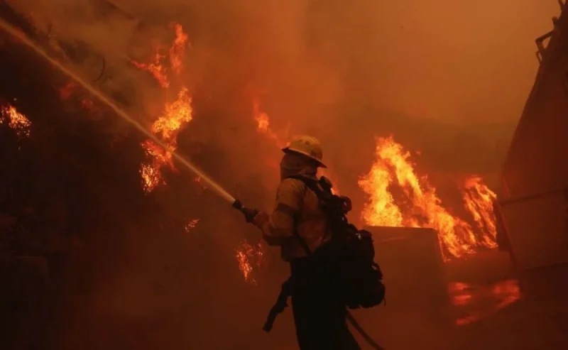 Bomberos mexicanos se suman al operativo contra incendios en LA