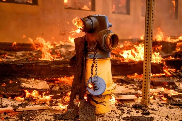 Incendios en área metropolitana de LA fuera de control causan 5 muertes