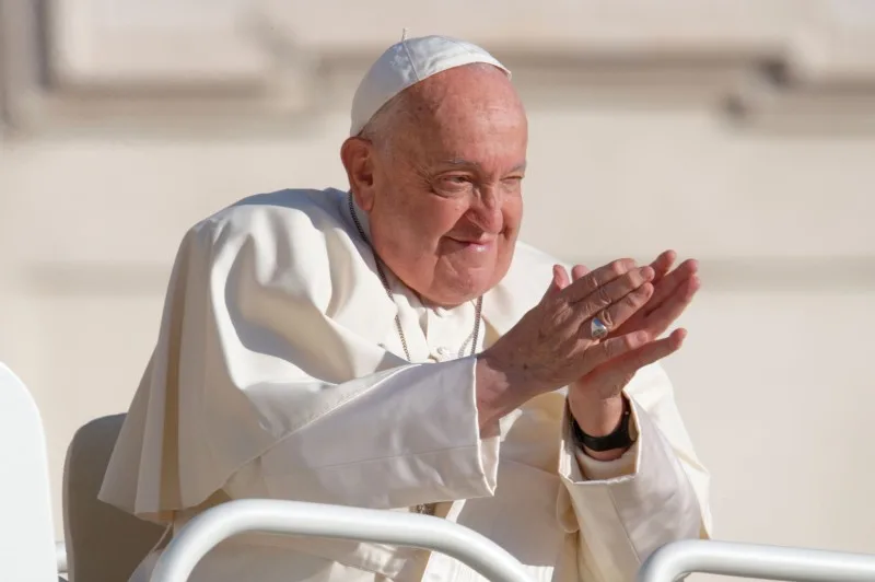 Papa Francisco se lastima el brazo en una caída; la segunda en un mes