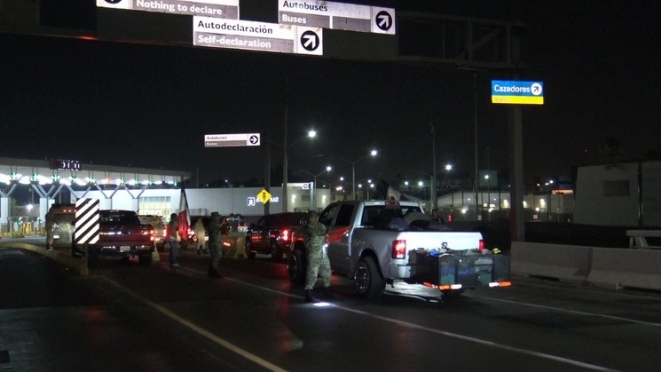 «Paisanos» saturan puentes internacionales en Nuevo Laredo