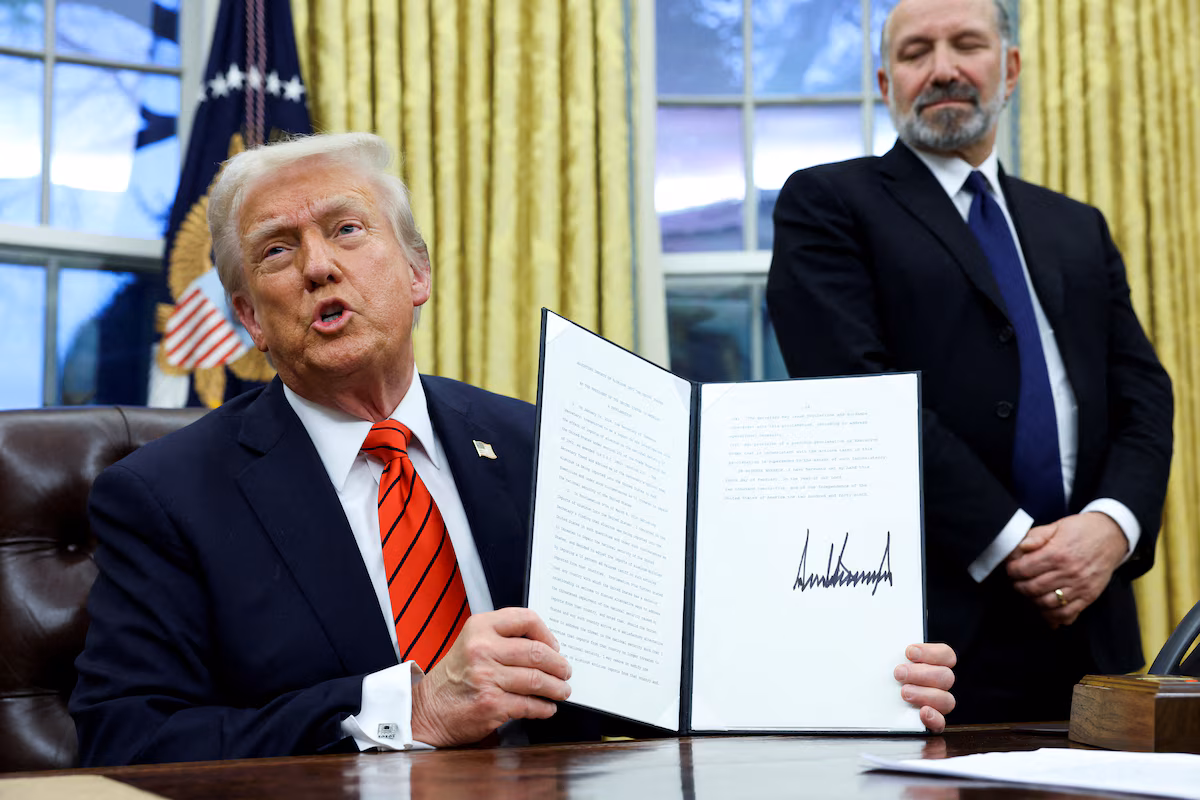 Trump firma decreto de aranceles al acero y aluminio