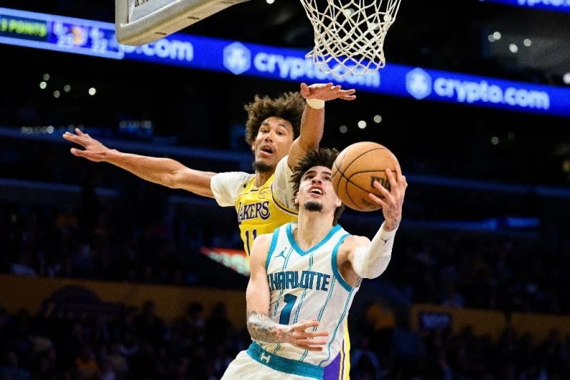 Charlotte sorprende y vence a los Lakers