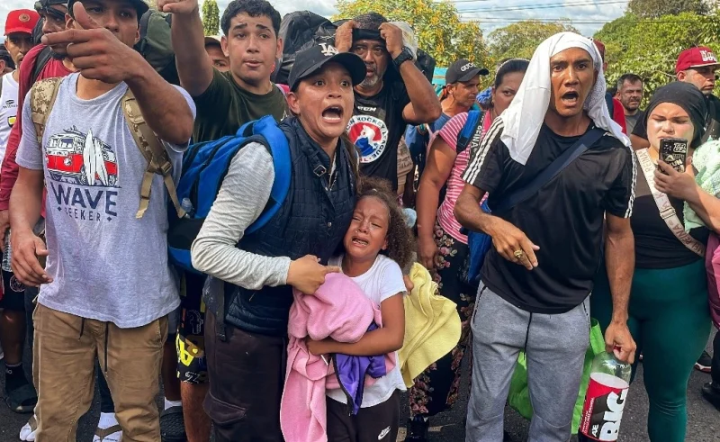 Critica el Papa deportaciones; «hieren dignidad de los migrantes»