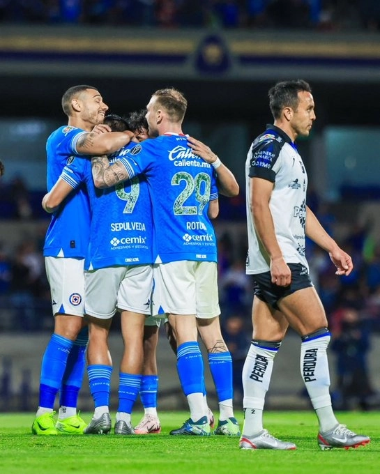 Cruz Azul vence al Querétaro en CU; Santos logra primer triunfo