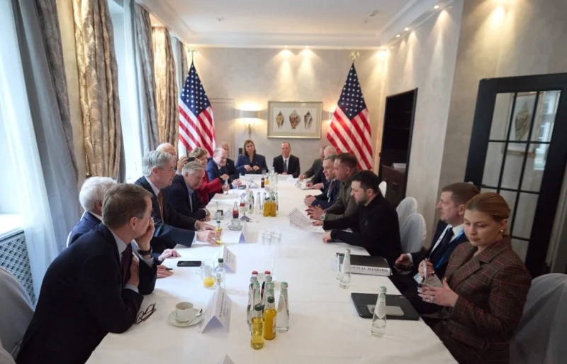 Zelensky se reúne con vicepresidente estadunidense en Múnich
