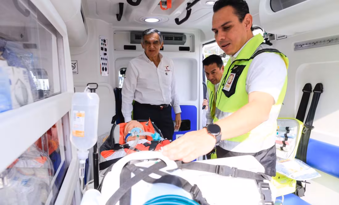 Américo Villarreal entrega 16 ambulancias nuevas en Tamaulipas; pide al sector salud “no bajar la guardia”