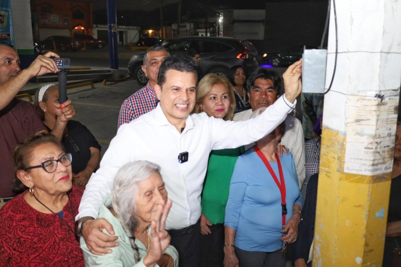 Cumple Municipio de Ciudad Victoria a vecinos de la Enrique Cárdenas con alumbrado.