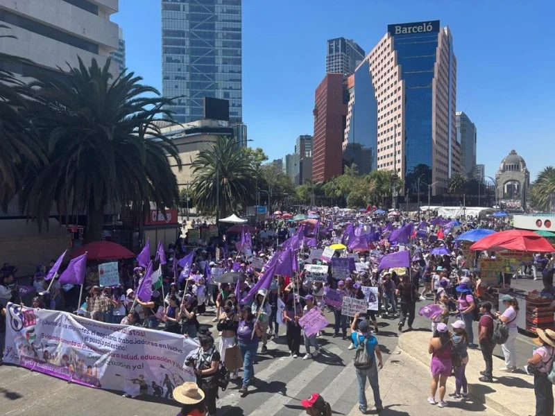 Con demandas de justicia y alto a feminicidios, marchan en CDMX por el 8M