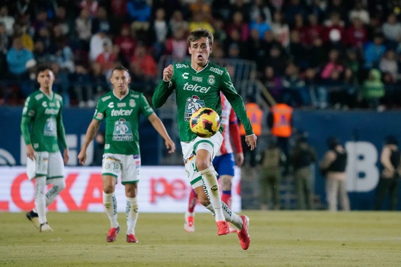 El líder León cierra filas tras asalto al mediocampista Nicolás Fonseca