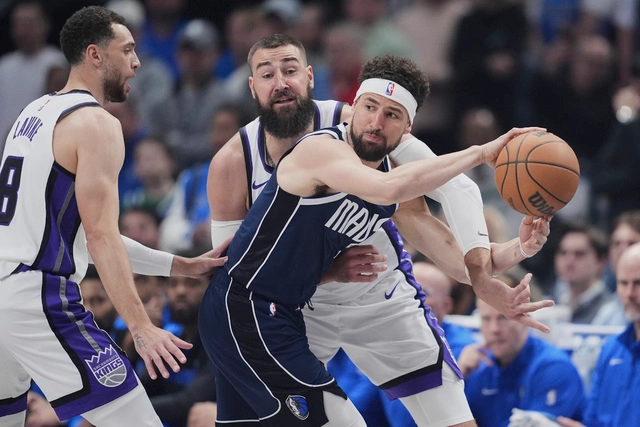 Kings derrotan a los Mavericks, que pierden a Irving por lesión de rodilla